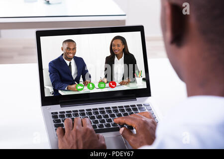Close-up of a Businessman assistant à la conférence vidéo sur ordinateur portable Banque D'Images