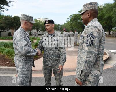 Le Major de l'US Air Force Jonathon Murray, 81e Escadron des Forces de sécurité, le général commandant accueille Steve Kwast, commandant du Commandement de l'éducation et de la formation , en tant que chef Master Sgt. Thomas Farrell, chef du commandement de l'Armée de l'air 2ème, s'en tient au cours de la 81e journée de réflexion de l'ESF cérémonie à la base aérienne de Keesler, Mississippi, le 18 mai 2018. L'événement a eu lieu au cours de la Semaine nationale de la police, qui reconnaît le service de l'application de la loi des hommes et des femmes qui risquent leur vie tous les jours. Banque D'Images