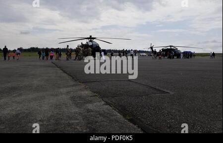 Les clients de Joint Base Lewis-McChord (JBLM) Forces armées jour visite des expositions statiques de l'UH-60 Black Hawk et des hélicoptères AH-64 Apache à JBLM, Washington, le 19 mai 2018. La Journée nationale des Forces armées qui tombe sur le troisième samedi de mai et est un jour à l'honneur les hommes et les femmes qui servent. Banque D'Images