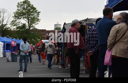 Les clients de la Journée nationale des Forces armées et de l'alimentation visite don stands lors de la Journée des Forces armées à Joint Base Lewis-McChord (JBLM), Washington, le 19 mai 2018. L'événement a été ouvert au public et l'espoir de montrer à la communauté ce qu'il est comme être dans les forces armées à JBLM. Banque D'Images