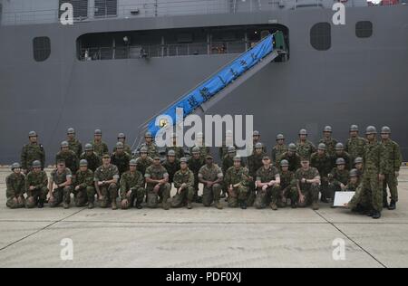 Le Japon d'autodéfense au sol les membres de rejoindre les Marines américains et les marins, pour célébrer un exercice de guerre amphibie au Camp Ainoura, Sasebo, Japon, le 16 mai 2018. Fusiliers marins et marins avec un bataillon de logistique de combat 31, 31e Marine Expeditionary Unit, le Japon s'est joint à l'Autodéfense de masse pour les membres de s'engager avec la nouvelle brigade amphibie à déploiement rapide pour améliorer les capacités du ARDB pour faire face à différentes situations sur les îles. La 31e MEU, le Marine Corps' seulement continuellement de l'avant-déployés MEU, fournit une force flexible prêt à exécuter un large éventail de milita Banque D'Images