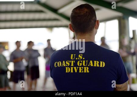 Les plongeurs de la Garde côtière de plongée Régional Pacifique Casier à Honolulu participer à un exercice conjoint avec tambour noir Ministère de la Défense, le gouvernement fédéral, les états et les organismes locaux à Panama City, Floride, le 15 mai 2018. L'événement était composé de plusieurs exercices de formation, dirigé par l'Agence, y compris après l'explosion et des scénarios de recherche et de récupération sous-marines, ce qui a permis les différents organismes à travailler ensemble et apprendre les uns des autres. Banque D'Images