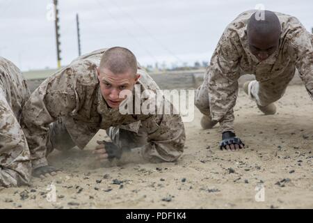 En Recrutement de la compagnie Kilo, 3e Bataillon d'instruction des recrues, à ramper pendant un exercice de conditionnement de combat du Corps des Marines à recruter Depot San Diego, 16 mai. L'entraînement physique est utilisé pour renforcer le corps et développer un caractère fort qui incarnent nos valeurs essentielles grâce au travail d'équipe. Chaque année, plus de 17 000 hommes recrutés dans la région de recrutement de l'Ouest sont formés à MCRD San Diego. La Compagnie Kilo est prévue pour juillet 20 diplômés. Banque D'Images