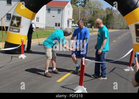 Un participant passe la ligne d'arrivée au cours de l'espace bien-être juste 5km/2 mile à pied le 16 mai 2018, en face du centre de remise en forme à Rumpel Fort McCoy, Wisconsin la course faisait partie de l'ensemble de Fort McCoy Salon du bien-être. Plus de 500 personnes ont assisté à la foire où ils ont assisté à la course ou visité des dizaines d'informations affiche représentant des produits et services auprès des entreprises locales et des organismes gouvernementaux. post La Direction de la famille et du Bien-être social, moral, et des loisirs a organisé l'événement au cours de laquelle la Croix-Rouge américaine a tenu une collecte de sang ; la santé, les examens préalables ont offert ; et 49 prix de présence ont été remis à un juste Banque D'Images