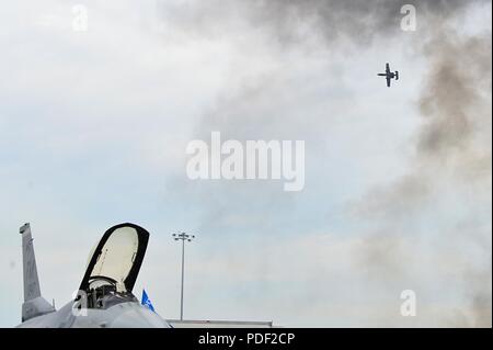 Afficher les aviateurs Creech MQ-9 Reaper à la base aérienne MacDill, en Floride pour le 2018 de Marine Le Pen de Tampa Bay, les 12 et 13 mai 2018. La maintenance des aéronefs pilotés à distance, l'équipage, et au personnel de soutien, assister à des spectacles aériens à travers le pays pour aider le public à comprendre les MQ-9 mission et les hommes et les femmes qui l'appuient. Banque D'Images