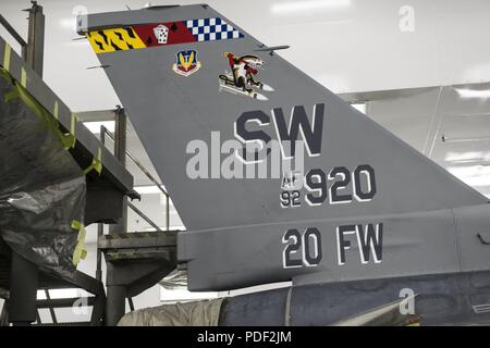 La 20e Escadre de chasse F-16 du commandant CM Fighting Falcon affiche un nouveau régime queue honorant les Wild Weasel mission. La nouvelle idée flash queue suivi l'élimination de la 50e anniversaire de la Belette sauvage queue peinture pour le déploiement du jet. Banque D'Images