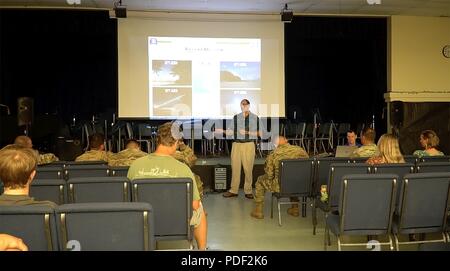 L'espace de l'armée américaine de défense antimissile et les forces de l'Armée/Commande Commande Stratégique Centre Technique Directeur Thomas Webber s'adresse aux membres de l'armée américaine Garrison-Kwajalein communauté Atoll le mois dernier à la salle polyvalente. Banque D'Images