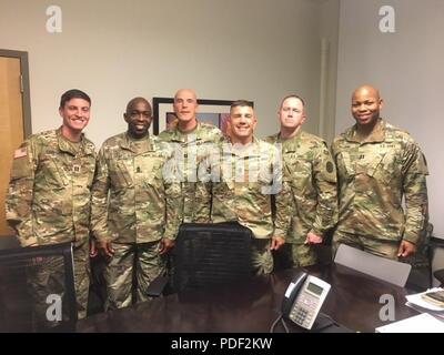 Fort Stewart Warrior commandants de bataillon de transition et les premières des sergents. De gauche à droite : Le Capitaine Joseph Carothers, commandant de l'HHC ; 1er Sgt. Bryant, Gris First Sergeant HHC ; Capitaine Brian Nettles, commandant de la CCU ; 1er Sgt. Johnny Goenen, CCU premier sergent ; 1er Sgt. Michael Thompson, la Compagnie Alpha First Sergeant ; Capitaine Aaron Williams, commandant de la Compagnie Alpha. ( Banque D'Images