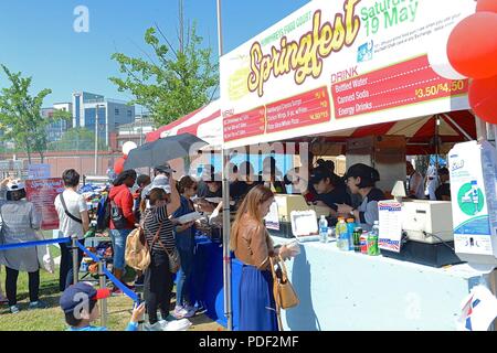 Soldats, membres de la famille et profiter de la nourriture locale fournisseurs coréens le 19 mai au parc de l'indépendance pendant la fête du printemps 2018 sur USAG Humphreys. Un échange des cultures s'est passé pendant le Festival du printemps 2018, la communauté locale a tenu garnison et festivals simultanée des deux côtés de la porte pour partager la nourriture, de la musique et de la culture. Banque D'Images