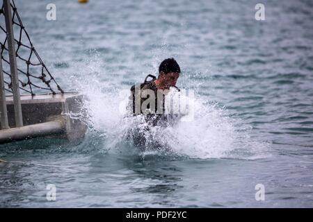 Un soldat de la Force de défense australienne, avec 3 Combat Engineer Regiment, saute de l'obstacle à Nouméa (Nouvelle-Calédonie), le 15 mai 2018. Les Marines américains, marins et membres de la Force de défense australienne ont participé à l'exercice Croix du Sud, une aide humanitaire et des secours en cas de catastrophe, une opération d'évacuation des non-combattants et des opérations de stabilité et de sécurité un exercice d'entraînement sur le terrain organisée par l'Armée Française. Les marines sont une partie de la Force de rotation maritime - Darwin, créé par l'ancien président américain Barack Obama et l'ancien Premier Ministre australien, Julia Gillard en 201 Banque D'Images