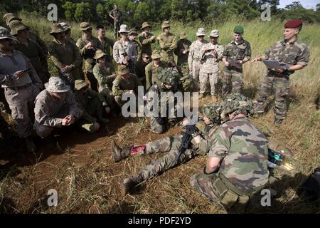 Des Marines américains, des marins, de la Force de défense australienne et française du comportement du personnel des Forces armées d'un scénario d'évacuation des blessés lors de l'exercice Croix du Sud à Plum, Nouvelle Calédonie, 14 mai 2018. L'exercice, organisé par les Français, est une aide humanitaire et des secours en cas de catastrophe, une opération d'évacuation des non-combattants et des opérations de stabilité et de sécurité un exercice d'entraînement sur le terrain. Les marines sont une partie de la Force de rotation maritime - Darwin, créé par l'ancien président américain Barack Obama et l'ancien Premier Ministre australien, Julia Gillard en 2011 pour construire et renforcer les partenariats dans Banque D'Images