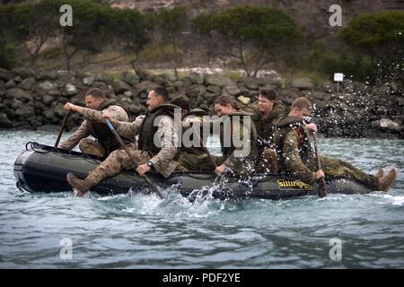 Les Marines américains, marins et membres de la Force de défense australienne une ligne Zodiac pendant l'exercice Croix du Sud à Nouméa (Nouvelle-Calédonie), le 14 mai 2018. L'exercice, organisé par les Français, est une aide humanitaire et des secours en cas de catastrophe, une opération d'évacuation des non-combattants et des opérations de stabilité et de sécurité un exercice d'entraînement sur le terrain. Les marines sont une partie de la Force de rotation maritime - Darwin, créé par l'ancien président américain Barack Obama et l'ancien Premier Ministre australien, Julia Gillard en 2011 pour construire et renforcer les partenariats dans la région du Pacifique. Environ 1 500 Banque D'Images