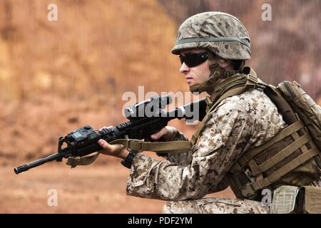 Corps des Marines des États-Unis Le Cpl. Kenneth Ray Forrest, ingénieur de combat avec la Force de rotation Maritime Darwin 2018, fournit la sécurité lors de l'exercice Croix du Sud à Plum, Nouvelle-calédonie 16 mai. L'exercice, organisé par les Français, est une aide humanitaire et des secours en cas de catastrophe, une opération d'évacuation des non-combattants et des opérations de stabilité et de sécurité un exercice d'entraînement sur le terrain. Les marines sont une partie de la Force de rotation maritime - Darwin, créé par l'ancien président américain Barack Obama et l'ancien Premier Ministre australien, Julia Gillard en 2011 pour construire et renforcer les partenariats dans le Paci Banque D'Images