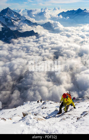 Les alpinistes ascension au sommet du Cervin en Suisse Banque D'Images