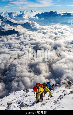 Les alpinistes ascension au sommet du Cervin en Suisse Banque D'Images