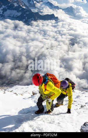 Les alpinistes ascension au sommet du Cervin en Suisse Banque D'Images