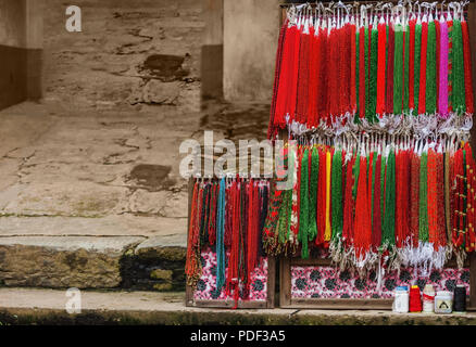 Les chaînes de perles de verre de couleur maintenu à vendre à Bhaktapur, Népal.perles de verre colorés différents. Banque D'Images