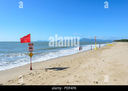 Pas de piscine drapeau rouge sur la pittoresque plage de sable de Yorkeys Knob, plages du nord de Cairns, Far North Queensland, Queensland, Australie, FNQ Banque D'Images