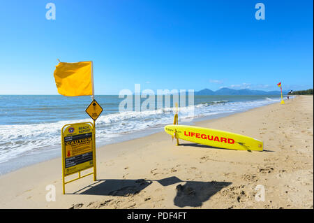 Drapeau jaune d'avertissement au risque stinger scenic sandy beach de Yorkeys Knob, plages du nord de Cairns, Far North Queensland, Queensland, Australie, FNQ Banque D'Images