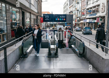 Portugal, Porto, 05 mai 2018 : Entrée de la ville et d'en sortir sur un déménagement vers le bas et vers le bas de l'échelle. Les gens viennent dans et hors de la métro. Banque D'Images