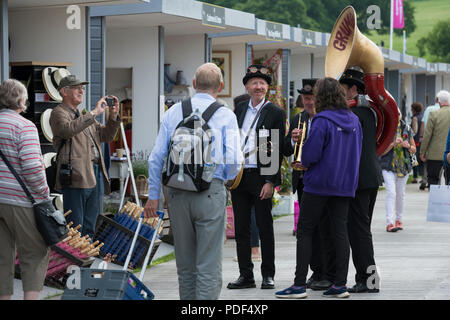 Trio de musiciens mâles animé posant pour la photo et à discuter avec les gens sur l'avenue de l'échange est - RHS Flower Show Chatsworth, Derbyshire, Angleterre, RU Banque D'Images