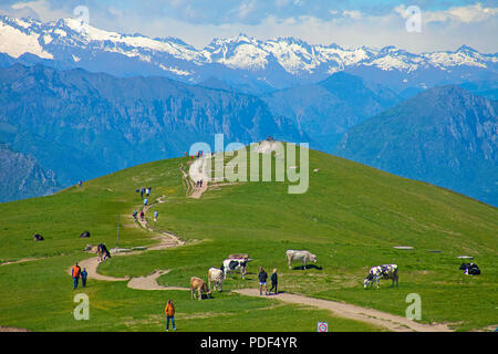 Randonneur sur un sentier à view point Colma di Malcesine, Monte Baldo, Malcesine, Lac de Garde, Vérone, Vénétie, Italie Banque D'Images