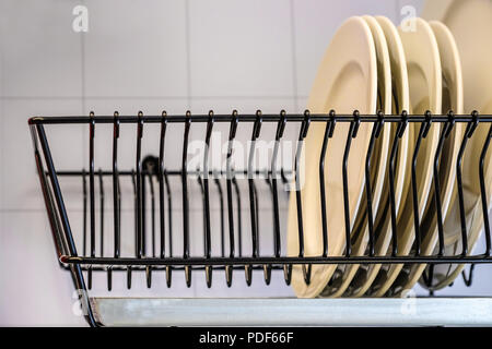 Le séchage sur plats blanc panier à vaisselle en métal. Dish rack de séchage. Le sécheur est fixée horizontalement sur le mur. Banque D'Images