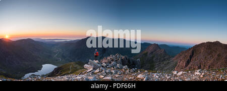 Coucher de soleil sur les montagnes de Snowdonia Ogwen ci-dessus Banque D'Images