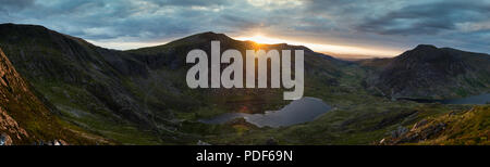 Coucher de soleil sur l'Ogwen Valley, avec Lllyn au premier plan idéal Banque D'Images