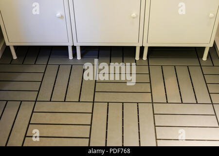 Les armoires dans la salle de bains. Plancher en caillebotis. De l'intérieur blanc lumineux salle de bains avec lavabo et douche moderne Banque D'Images