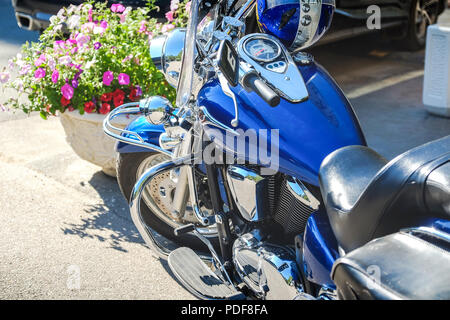 Coureurs de l'amour. Cropped shot de la prise de la fourche moto, pneu et roue avant. Système de frein à disques sur une moto. La liberté et les concep Banque D'Images