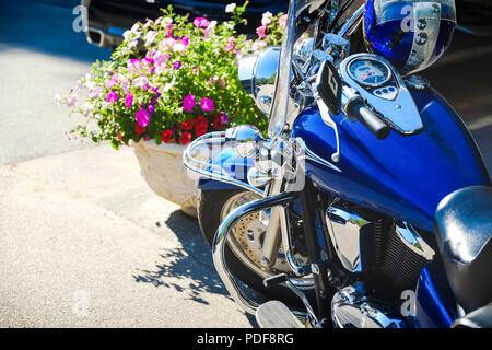 Coureurs de l'amour. Cropped shot de la prise de la fourche moto, pneu et roue avant. Système de frein à disques sur une moto. La liberté et les concep Banque D'Images