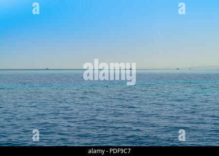 L'eau bleu de la mer rouge, de la mer rouge, des navires et des dauphins paire Banque D'Images