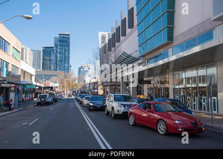 D'attente de circulation dans l'Avenue Victoria, Chatswood sur la côte nord de Sydney, à l'extérieur du complexe commercial Chatswood Chase Banque D'Images