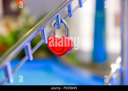 De nombreux amour cadenas sur le pont. Symbole de l'amour pour toujours. Arrière-plan flou. Bokeh Banque D'Images