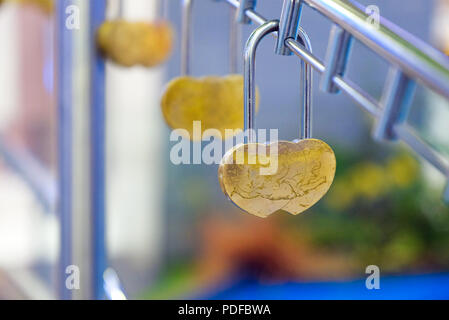 De nombreux amour cadenas sur le pont. Symbole de l'amour pour toujours. Arrière-plan flou. Bokeh Banque D'Images