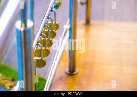 De nombreux amour cadenas sur le pont. Symbole de l'amour pour toujours. Arrière-plan flou. Bokeh Banque D'Images