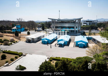 Vue du côté de la Corée du Nord dans la zone commune de sécurité Village Pamunjom la vérité des soldats et de la frontière au sein de la DMZ, près de Kaesong Banque D'Images