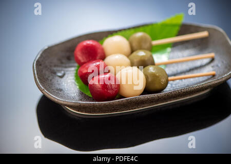 Dango japonais dessert avec 3 couleurs différentes en rose(rouge), blanc, et vert, recette, hanami Dango Dango, tsukimi, copiez l'espace. Banque D'Images