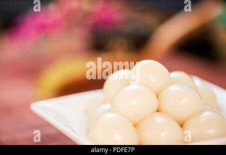 Dango japonais dessert avec 3 couleurs différentes en rose(rouge), blanc, et vert, recette, hanami Dango Dango, tsukimi, copiez l'espace. Banque D'Images