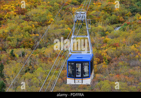 Nagano, Japon - Oct 4, 2017. Chemin du téléphérique sur la montagne d'automne à Nagano, au Japon. Nagano était le site des Jeux Olympiques d'hiver 1998. Banque D'Images