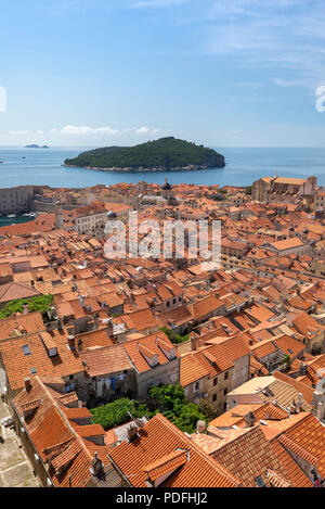 Donnant sur la vieille ville de Dubrovnik et de Lokrum vers les murs de la ville. Banque D'Images