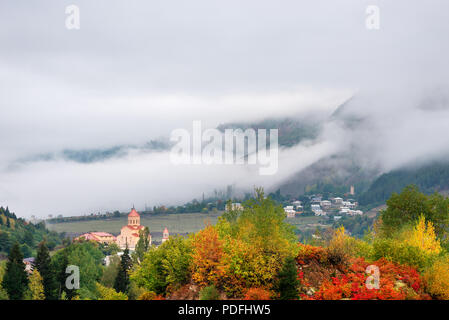 Vue de la ville de Luang Prabang. Région touristique de la Géorgie dans les montagnes. Paysage d'automne avec le brouillard. Caucase, Zemo Svaneti Banque D'Images