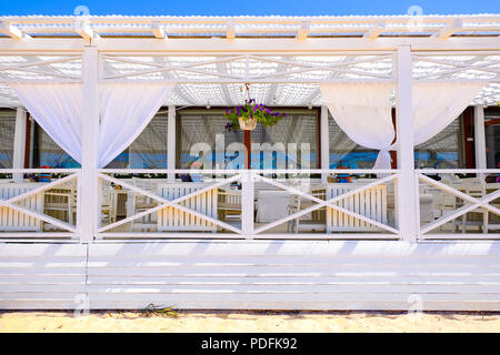 Réglage de la table au restaurant de plage tropicale, mer Banque D'Images