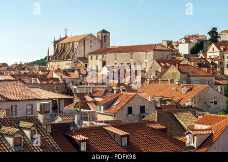 La vue vers l'église des Jésuites dans la vieille ville de Dubrovnik, vue de l'enceinte de la ville. Banque D'Images