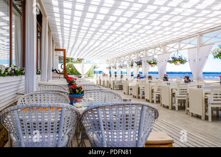 Réglage de la table au restaurant de plage tropicale, mer Banque D'Images