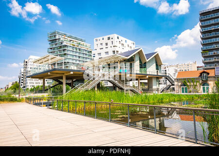 Parc Clichy Batignolles, également connu sous le nom de parc Martin Luther King est l'un des nouveaux parcs urbains à Paris, France. Banque D'Images