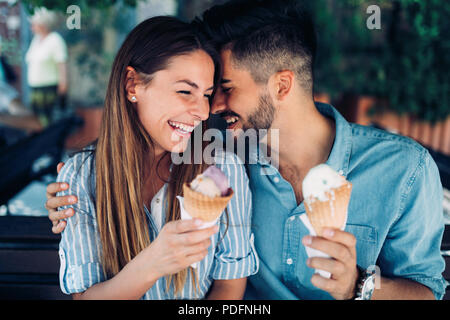 Couple heureux d'avoir la date et l'eating ice cream Banque D'Images