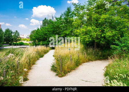 Parc Clichy Batignolles, également connu sous le nom de parc Martin Luther King est l'un des nouveaux parcs urbains à Paris, France. Banque D'Images