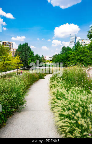 Parc Clichy Batignolles, également connu sous le nom de parc Martin Luther King est l'un des nouveaux parcs urbains à Paris, France. Banque D'Images